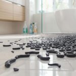 Vers noirs dans la salle de bain : causes, danger et méthodes d’élimination